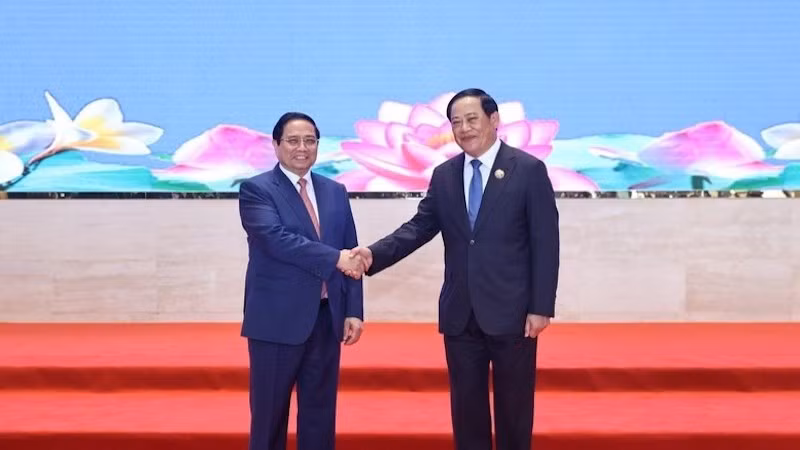 Премьер-министр Фам Минь Тьинь и Премьер-министр Лаоса Сонексай Сипхандон. Фото: VGP