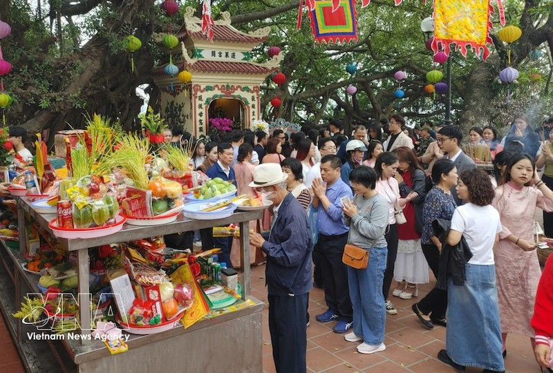 Пагода Футэйхо привлекает большое число посетителей утром в первый день Лунного Нового года. Фото: ВИА