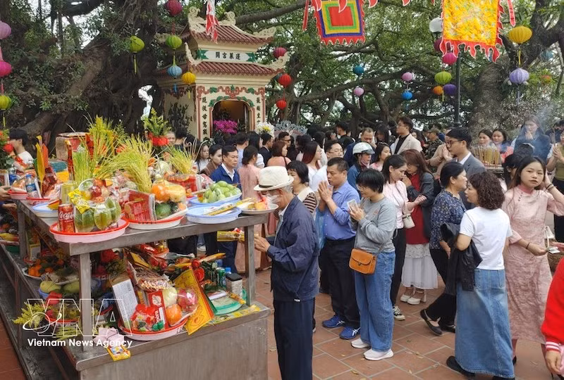 Пагода Футэйхо привлекает большое число посетителей утром в первый день Лунного Нового года. Фото: ВИА