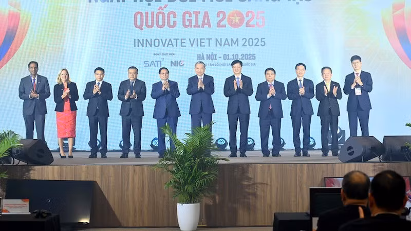 Генеральный секретарь То Лам, Премьер-министр Фам Минь Тьинь и делегаты проводят церемонию запуска Дня национальных инноваций 2025 года. Фото: Данг Кхоа