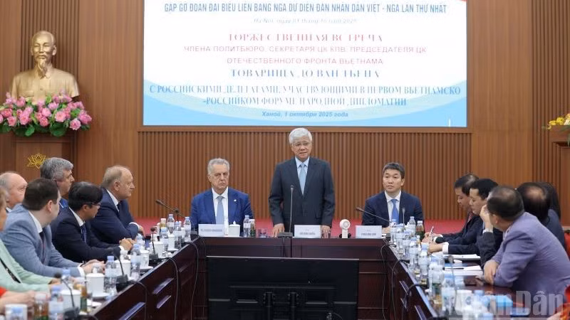 Товарищ До Ван Тьиен выступает на встрече.