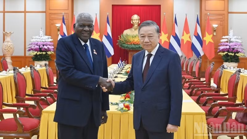 Генеральный секретарь ЦК КПВ То Лам и Председатель НАНВ Кубы Эстебан Ласо Эрнандес. Фото: Данг Кхоа