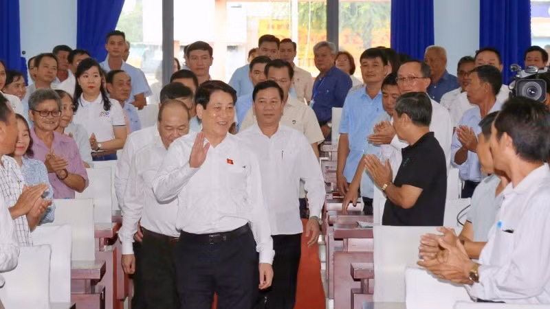 Президент Лыонг Кыонг и избиратели. Фото: Суан Ки