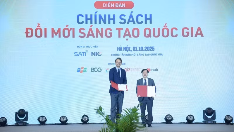 Представители Департамента инноваций и GIZ обмениваются соглашениями о реализации проекта. Фото: GIZ