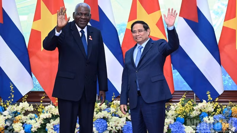 Премьер-министр Фам Минь Тьинь и Председатель НАНВ Кубы Эстебан Ласо Эрнандес. Фото: Чан Хай