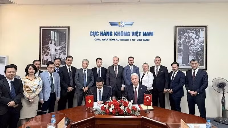 Стороны подписывают Меморандум о сотрудничестве в области гражданской авиации. Фото: Управление гражданской авиации Вьетнама