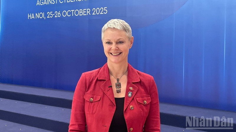 Посол Норвегии во Вьетнаме Хильда Сольбаккен.