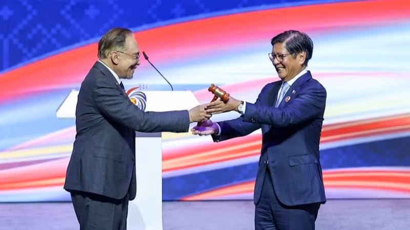 Премьер-министр Малайзии передает пост Председателя АСЕАН-2026 Президенту Филиппин. Фото: VGP