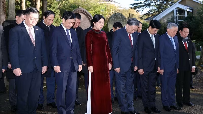 Генеральный секретарь То Лам и супруга Нго Фыонг Ли вместе с делегацией высокого уровня Вьетнама чтят память у могилы Карла Маркса — вождя пролетариата. Фото: ВИА