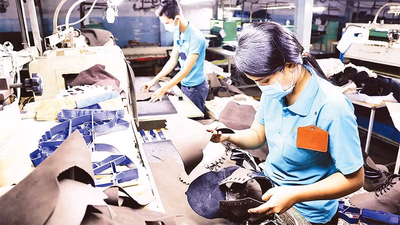 Финишная отделка обуви на заводе предприятия Жадинь, г. Хошимин. Фото: Хонг Дат