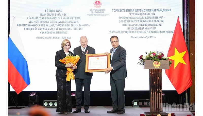 Посол Данг Минь Кхой вручает орден Дружбы Анатолию Артамонову.