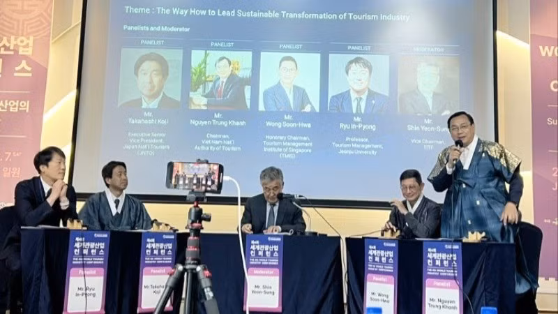 Директор Национального управления туризма Вьетнама Нгуен Чунг Кхань выступает на мероприятии.