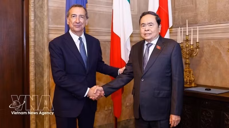 Председатель НС Чан Тхань Ман и мэр города Милан Джузеппе Сала Фото: ВИА