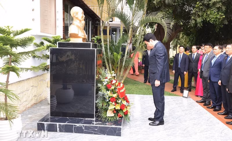 Президент Лыонг Кыонг и делегация почитают память Дяди Хо. Фото: ВИА