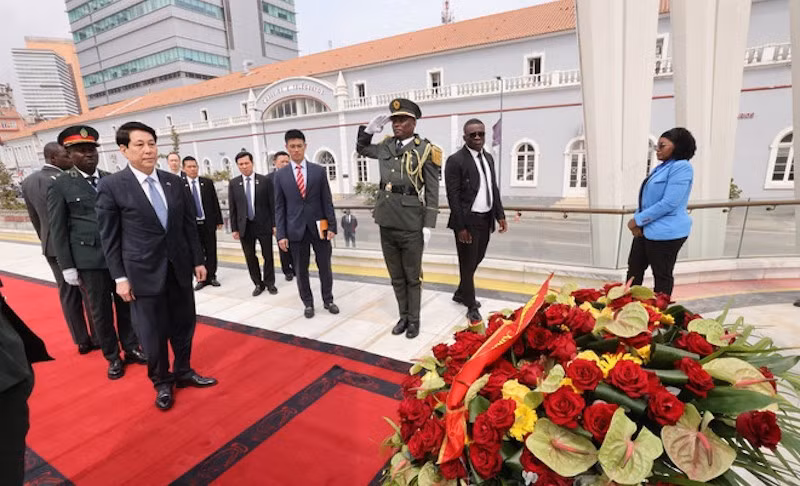 chu-tich-nuoc-luong-cuong-tham-dai-su-quan-viet-nam-tai-angola-va-dat-hoa-tuong-niem-bac-ho-8196421-9.jpg