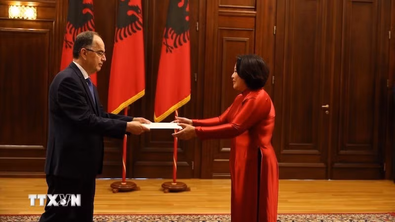 Посол Тхи Тху Хыонг вручает верительные грамоты Президенту Албании Байраму Бегаю. Фото: ВИА