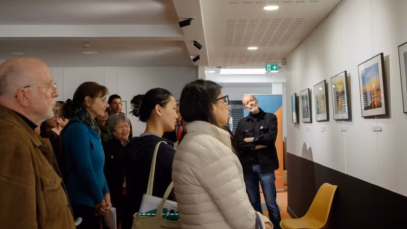 Фотовыставка «Вьетнам – Страна – Люди» привлекает большое число студентов, преподавателей и местных жителей. Фото: ВИА