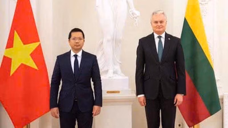 Посол Вьетнама в Польше и по совместительству в Литве Ха Хоанг Хай и Президент Литвы Гитанас Науседа. Фото: ВИА