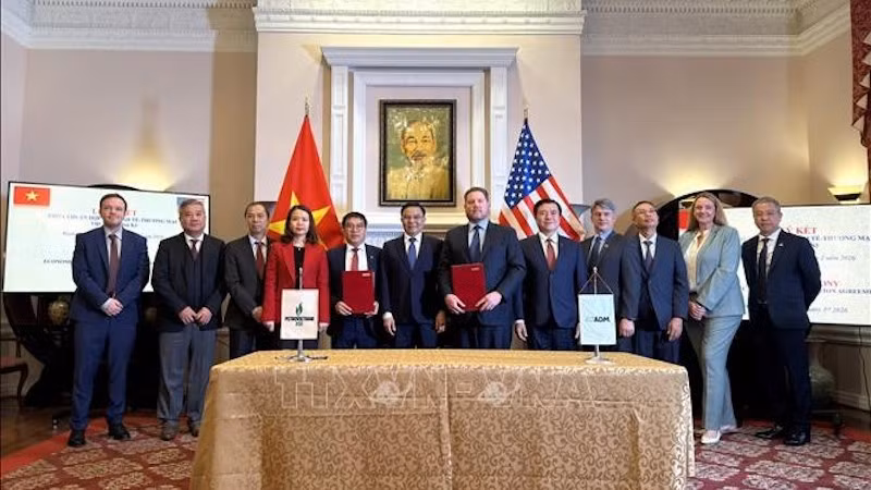 Представители акционерной компании «Нефтеперерабатывающий и нефтехимический завод Биньшон» и компании ADM Asia-Pacific Trading Pte. Ltd. вместе с делегатами на церемонии подписания меморандума о взаимопонимании. Фото: ВИА