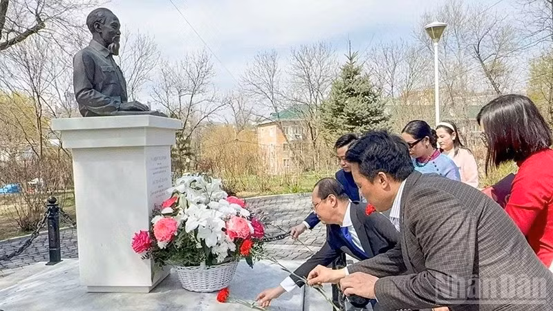 Делегаты возлагают цветы к памятнику Президенту Хо Ши Мину. Фото: Суан Хынг