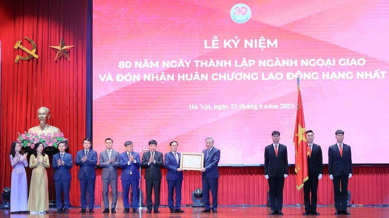 Генеральный секретарь ЦК КПВ То Лам вручает Министерству иностранных дел орден Труда первой степени. Фото: ВИА