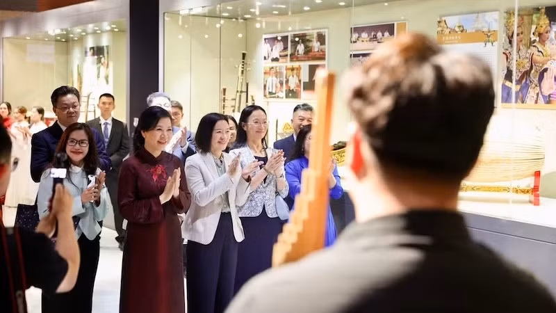 Г-жа Нго Фыонг Ли посещает Музей народной музыки Гуанси. Фото: ВИА