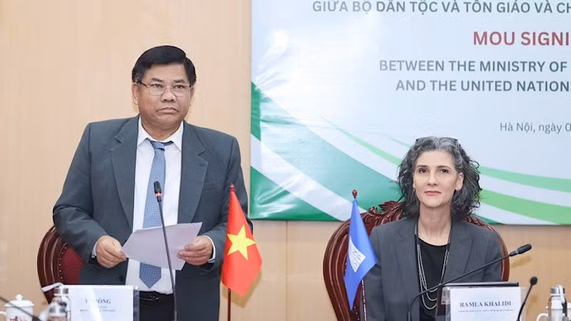 Замминистра по делам народностей и религий И Тхонг выступает на мероприятии.