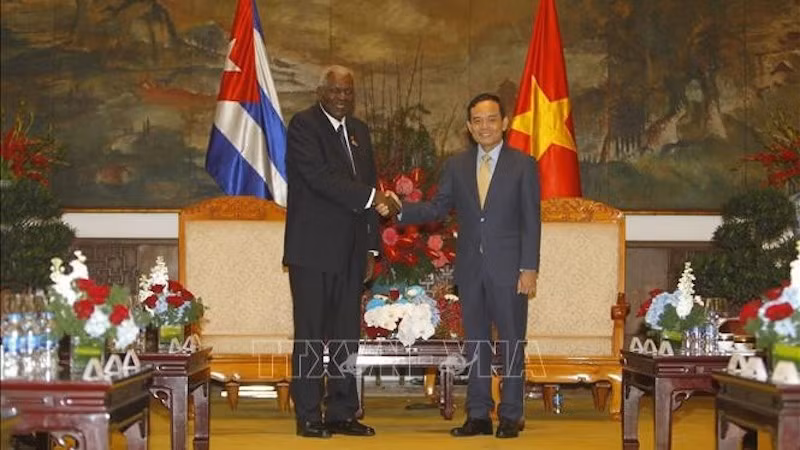 Секретарь партийного комитета Хошимина Чан Лыу Куанг и Председатель Национальной ассамблеи народной власти Кубы Эстебан Ласо Эрнандес. Фото: ВИА