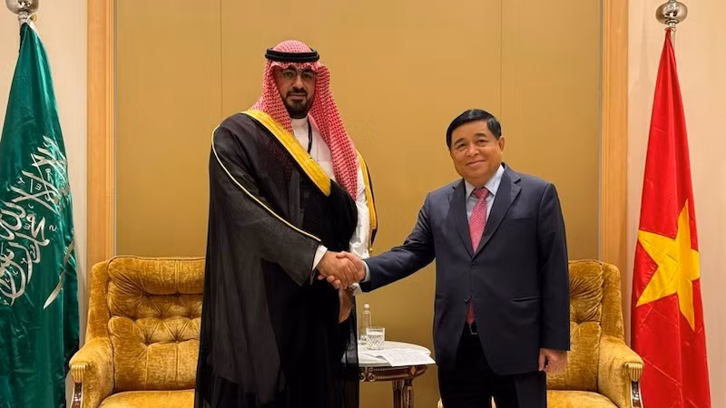 Заместитель премьер-министра Нгуен Тьи Зунг и Министр экономики и планирования Саудовской Аравии Файсал бин Фадхил Аль-Ибрахим. Фото: ВИА 