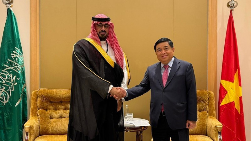 Заместитель премьер-министра Нгуен Тьи Зунг и Министр экономики и планирования Саудовской Аравии Файсал бин Фадхил Аль-Ибрахим. Фото: ВИА