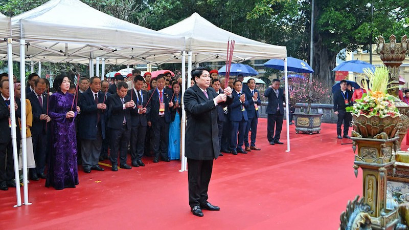 Президент Лыонг Кыонг воскуряет благовония у памятника королю Ли Тхай То. Фото: Тхюи Нгуен