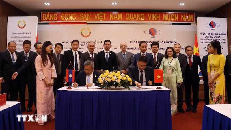 Церемония подписания протокола двустороннего заседания между VAST и Министерством технологий и коммуникаций Лаоса. Фото: ВИА