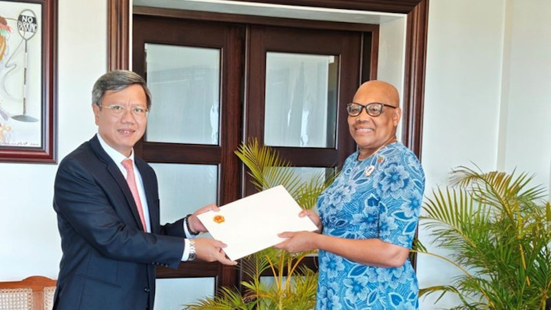 Посол Вьетнама на Кубе и по совместительству в Сент-Китсе и Невисе Ле Куанг Лонг вручает верительные грамоты генерал-губернатору Марселле Либурд. Фото: ВИА