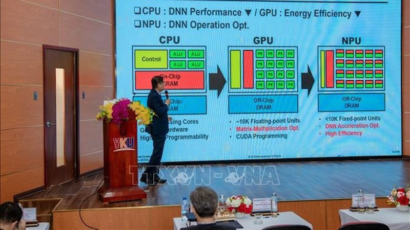 Корейский специалист выступает с докладом на конференции.