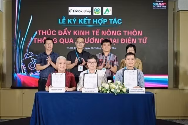 Церемония подписания соглашения между TikTok Vietnam, Центральным координационным офисом Национальной целевой программы и Центром содействия торговле сельскохозяйственной продукцией и охране окружающей среды о развитии сельской экономики посредством электронной коммерции, состоявшаяся 28 июля в городе Хошимине. Фото предоставлено TikTok Vietnam