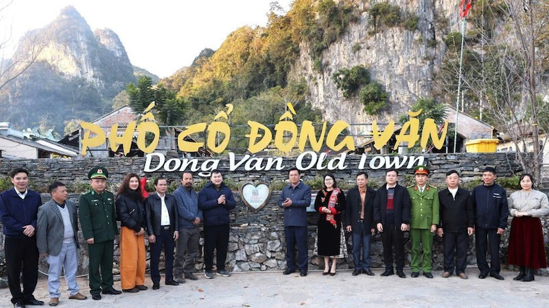 Делегаты на церемонии запуска системы «Цифровизация check-in и накопления баллов» Туристической ассоциации коммуны Донгван. Фото: ВИА