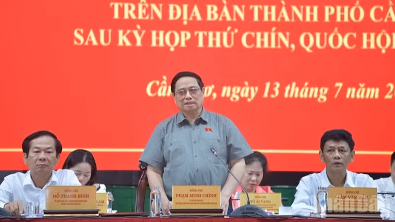 Премьер-министр Фам Минь Тьинь выступает на встрече. Фото: Тхань Жанг