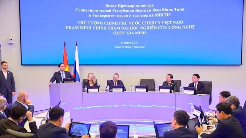 Премьер-министр Фам Минь Тьинь выступает на встрече. Фото: VGP