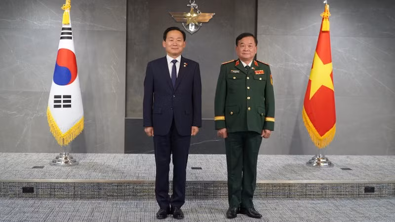Замминистра обороны Вьетнама генерал-полковник Хоанг Суан Тьиен и Замминистра обороны Республики Корея Ли Ду Хи.