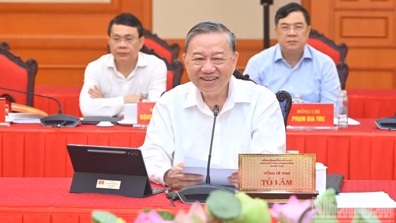 Генеральный секретарь ЦК КПВ То Лам выступает на встрече. Фото: Данг Кхоа