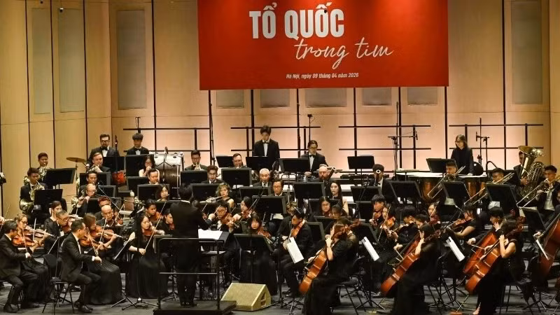 Художественная программа была исполнена Ханойский симфонический оркестр под управлением дирижёра Чан Нят Минь. Фото: Зои Линь