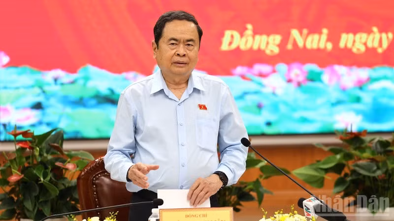 Председатель НС Чан Тхань Ман выступает на рабочей встрече с Избирательной комиссией провинции Донгнай.