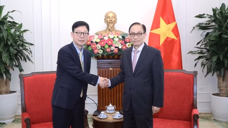Министр иностранных дел Ле Хоай Чунг и Первый замминистра иностранных дел Республики Корея Пак Юн Чжу. Фото: baoquocte.vn