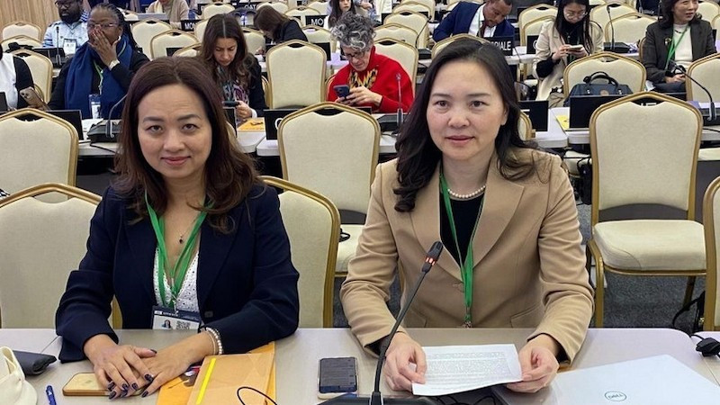 Глава постоянной миссии Вьетнама при ЮНЕСКО, Посол Нгуен Тхи Ван Ань (справа) на 43-й сессии Генеральной ассамблеи ЮНЕСКО. Фото: ВИА 