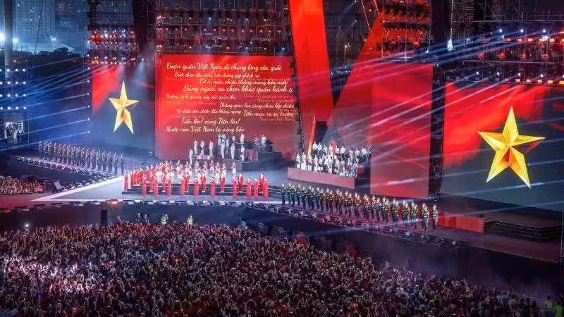 Более 50 тысяч зрителей собрались на национальном стадионе Ми Динь, чтобы насладиться программой «Родина в моем сердце». Фото: Тхань Дат