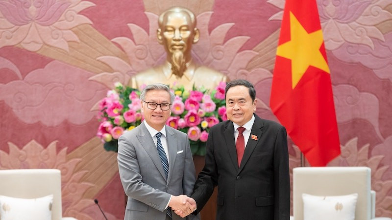 Председатель НС Чан Тхань Ман и Министр иностранных дел Лаоса Тхонгсаван Фомвихан. Фото: daibieunhandan.vn