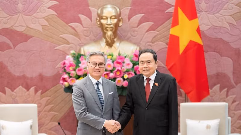 Председатель НС Чан Тхань Ман и Министр иностранных дел Лаоса Тхонгсаван Фомвихан. Фото: daibieunhandan.vn