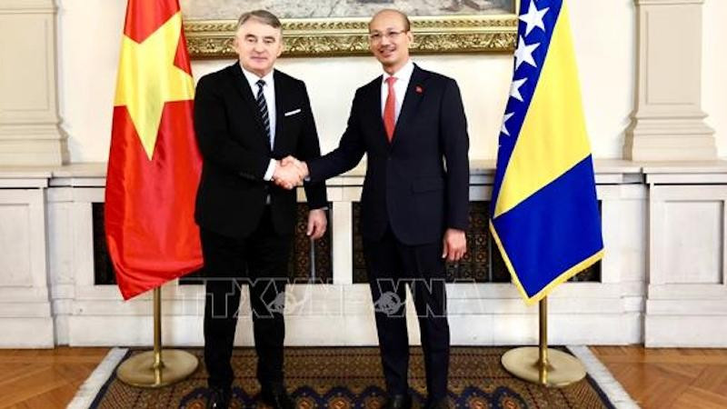 Посол Буй Лэ Тхай и Председатель Президиума Боснии и Герцеговины Желько Комшич. Фото: ВИА