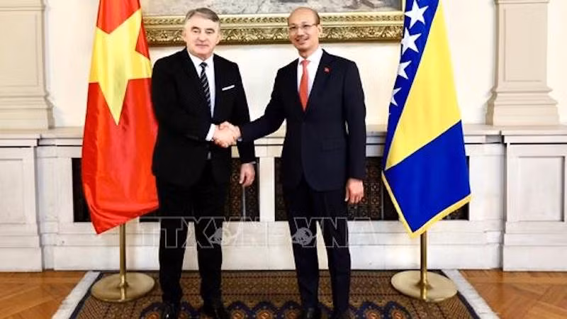 Посол Буй Лэ Тхай и Председатель Президиума Боснии и Герцеговины Желько Комшич. Фото: ВИА