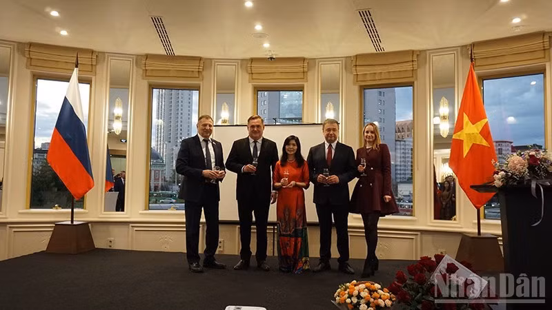 Генеральный консул Нгуен Май Хыонг и гости на церемонии.